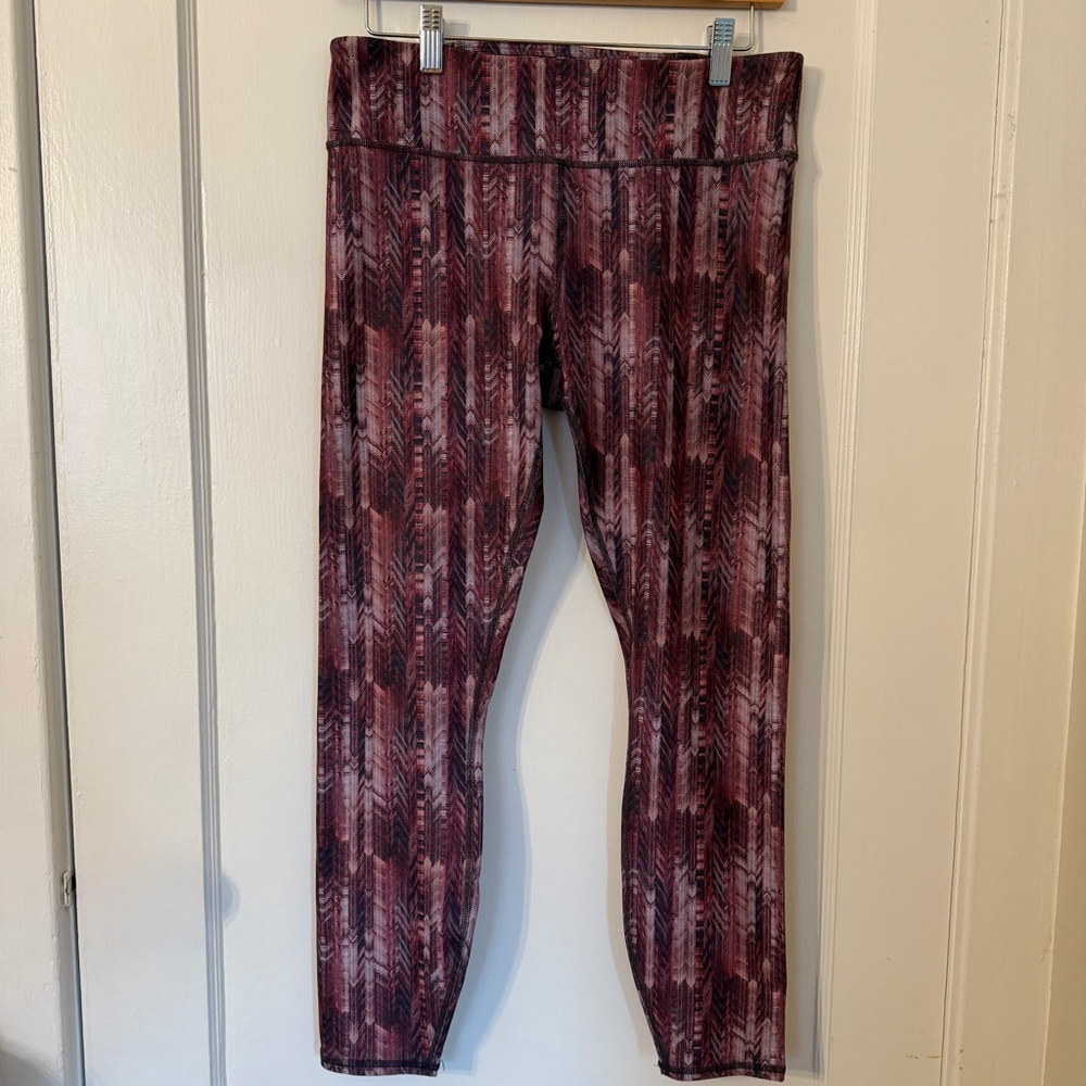 FABLETICS Activewear Mid-Rise Powerhold burgundy Chevron Print Leggings-Size M